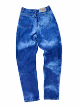 Load image into Gallery viewer, bleached jeans (28&quot;)
